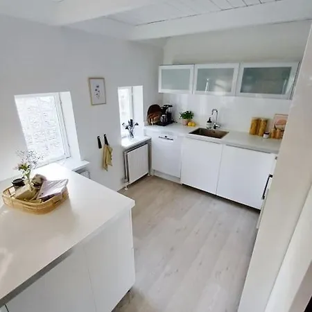 Unique And Charming 2 Bedroom With Free Parking Apartment