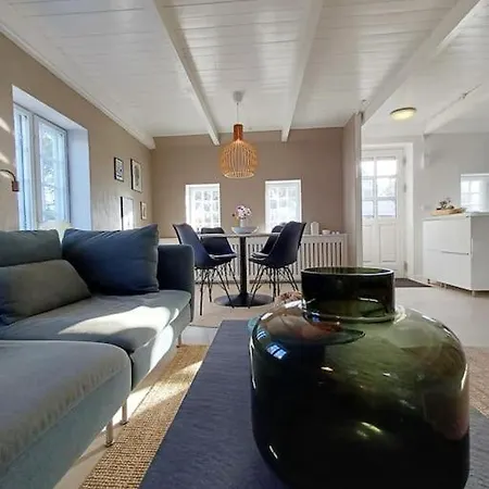 Unique And Charming 2 Bedroom With Free Parking *