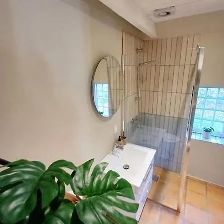 Unique And Charming 2 Bedroom With Free Parking Lägenhet *